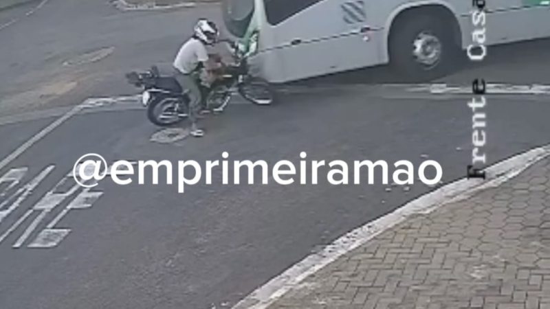 Motorista de ônibus invade contramão e atinge motociclista na Vila Real