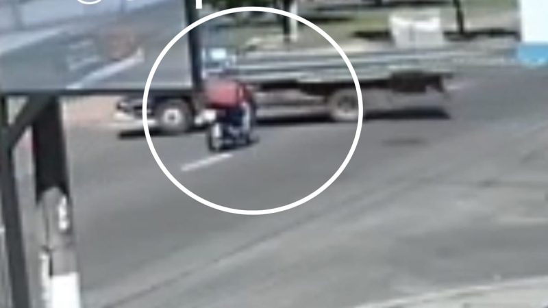 Câmera de segurança registra colisão entre caminhão e moto em avenida de Franca