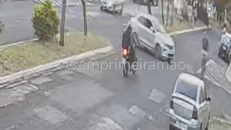 Motorista avança sinal de pare e causa acidente em avenida de Franca