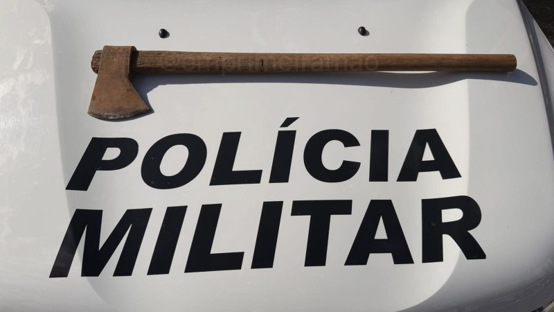 Homem é preso após ameaçar mulher com machado na região