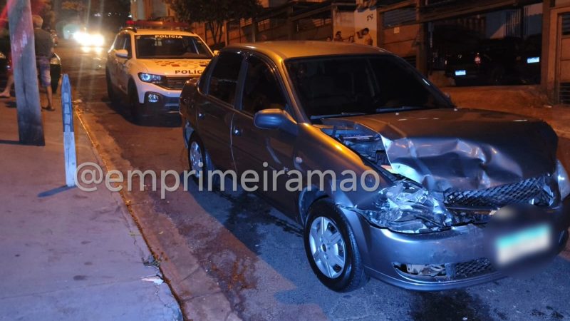 Motorista recusa bafômetro após bater em carro estacionado