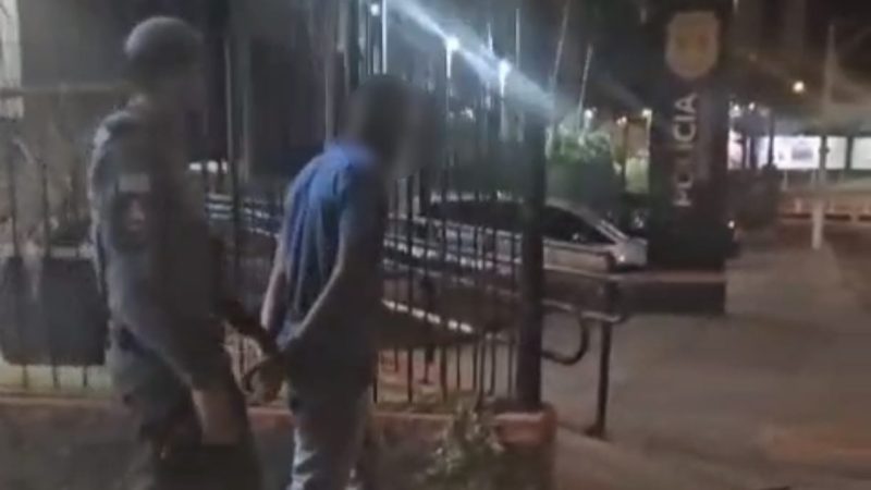 Homem é detido com drogas e simulacro de arma em avenida de Franca