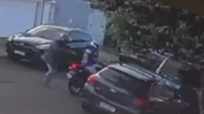 Criminosos armados rendem motorista e roubam carro em Franca