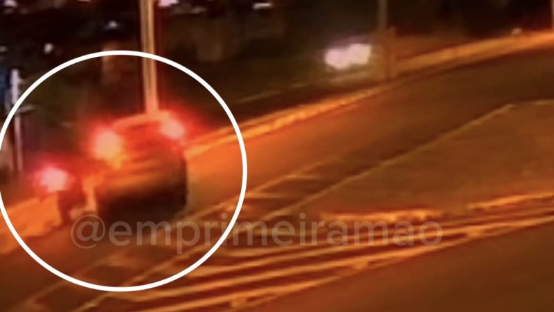 Câmera de segurança registra colisão entre carro e moto em avenida