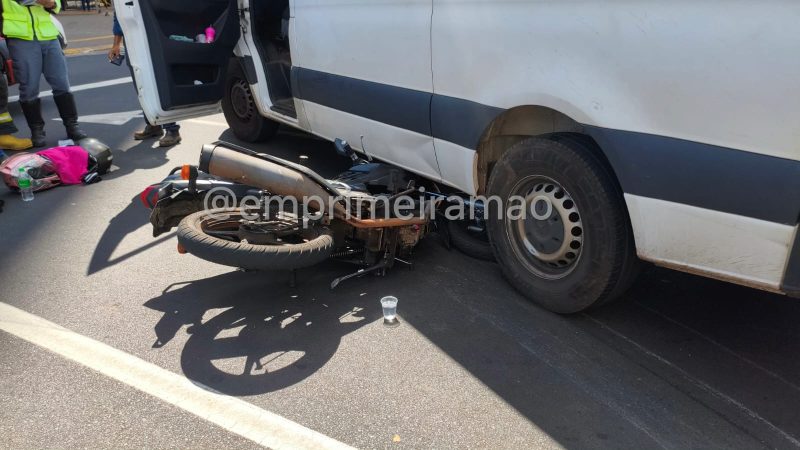 Motorista de van realiza conversão proibida e causa acidente com motociclista em Franca