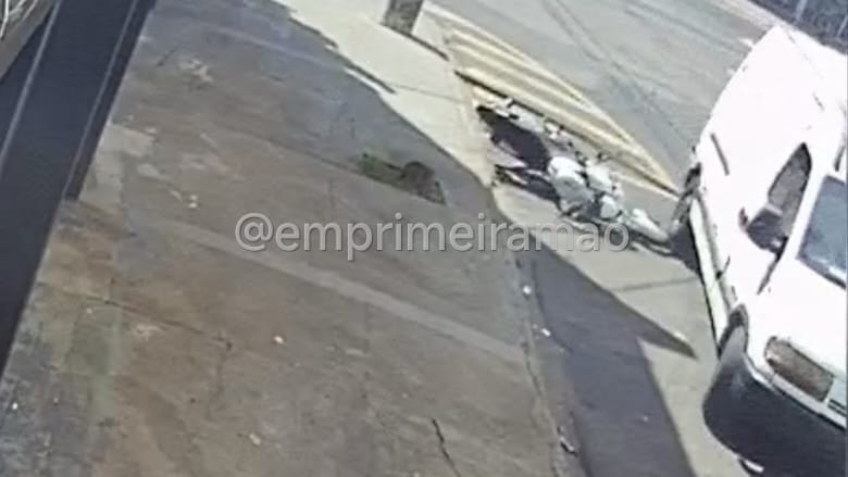 Motocicleta é derrubada por van e motorista foge