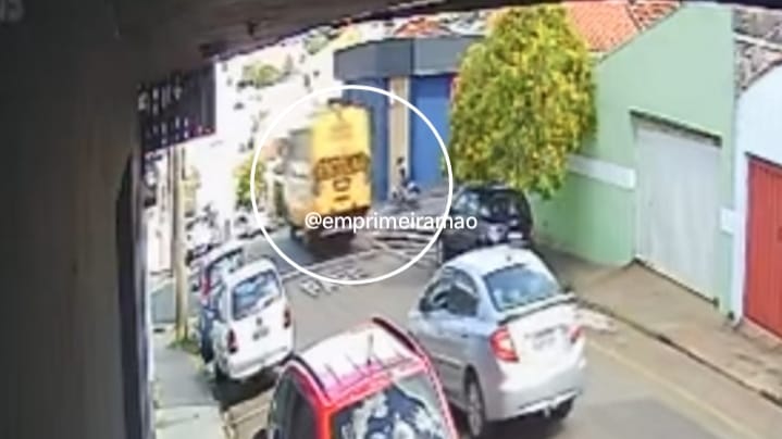 Motorista de ônibus avança parada obrigatória e causa acidente em Franca