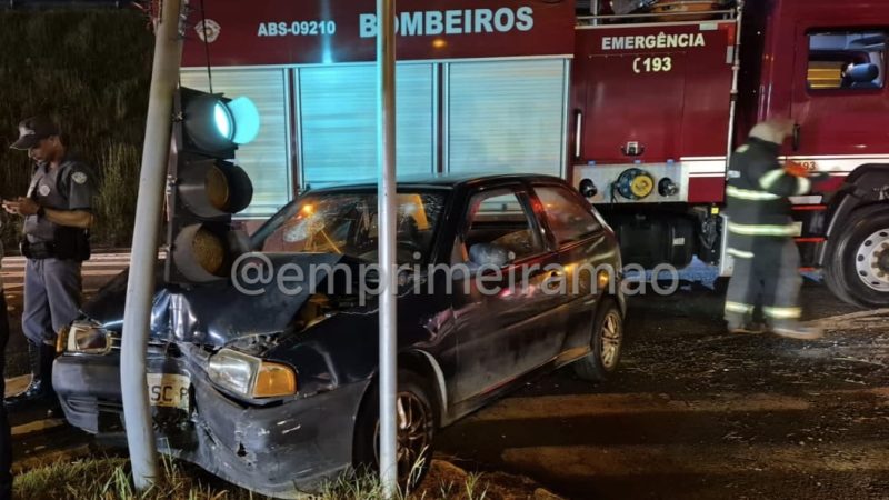 Motorista perde controle e colide carro contra poste de semáforo