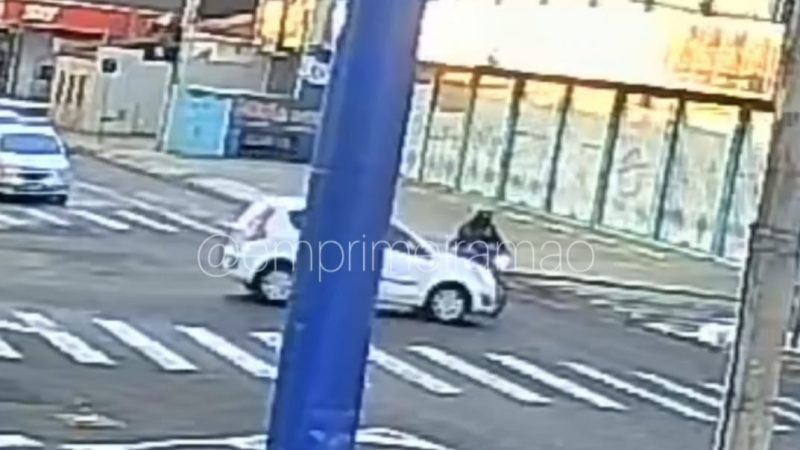 Motociclista sofre ferimentos graves após avançar sinal e colidir com veículo