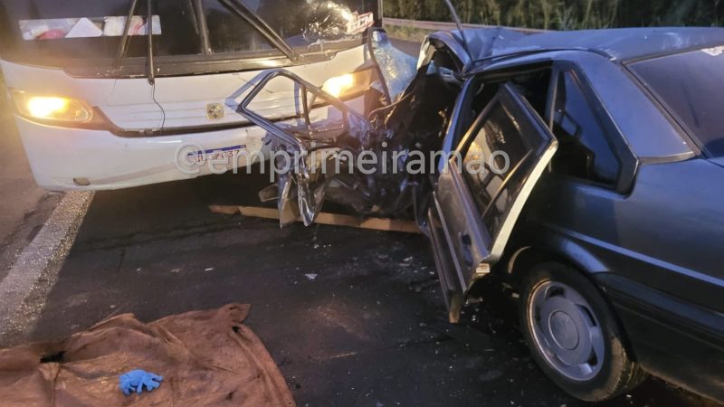 Colisão frontal entre carro e ônibus deixa duas pessoas gravemente feridas