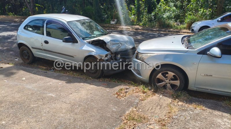 Mulher perde controle do veículo e atinge carro estacionado em Franca