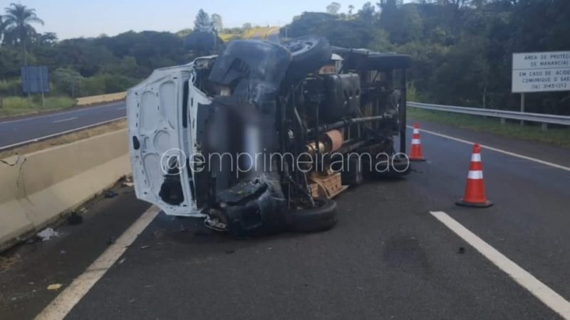 Motorista perde controle e caminhão tomba na Ronan Rocha