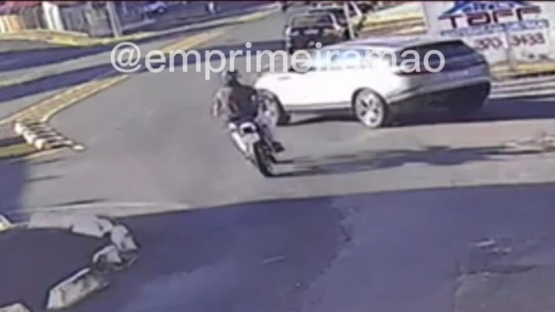 Câmera de segurança registra acidente entre carro e moto em Franca