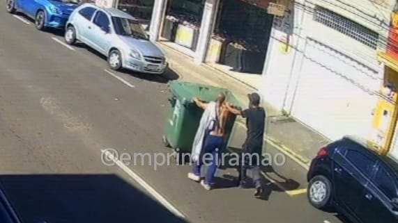Indivíduos são flagrados carregando caçamba de lixo em rua movimentada de Franca