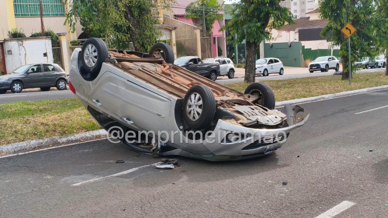 Carro capota após motorista atingir veículo estacionado em avenida de Franca