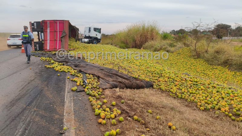 Carreta carregada com laranjas tomba na Fábio Talarico