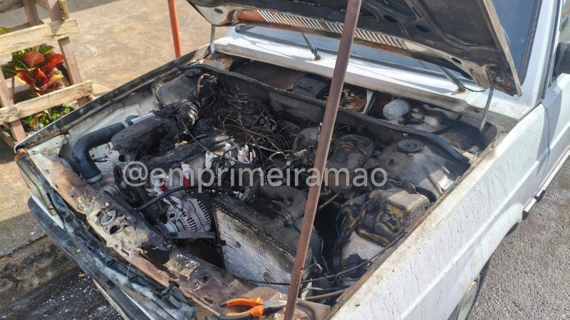 Carro pega fogo após mangueira de combustível se soltar e fica destruído