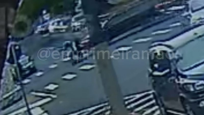 Câmera registra colisão entre moto e caminhonete que deixou casal gravemente ferido