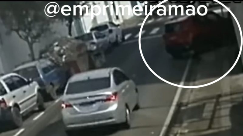 Idosa perde controle de veículo e quase invade loja no Centro de Franca