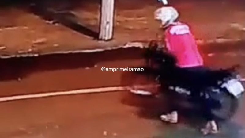 Criminoso é flagrado por câmeras furtando motocicleta em Franca