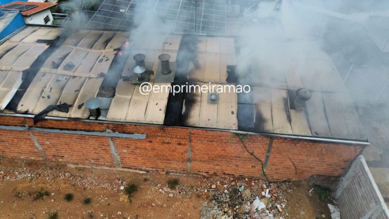 Incêndio de grandes proporções atinge empresa de letreiros em Franca