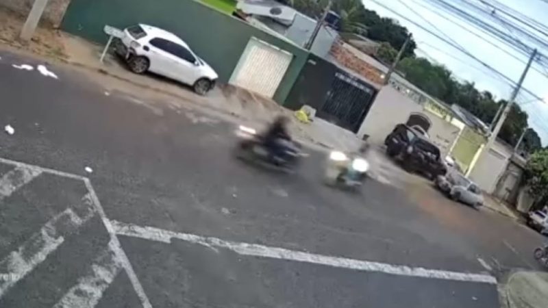 Homem é socorrido com ferimentos graves após colisão frontal entre motos