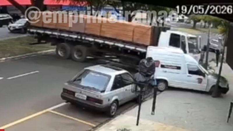 Caminhão desgovernado atravessa avenida movimentada e colide com carro estacionado em Franca