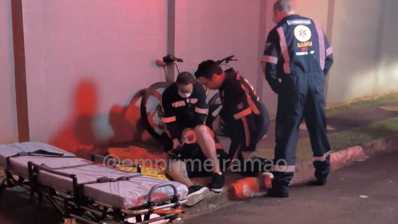 Ciclista é socorrido após colisão contra muro no Jardim Consolação, em Franca