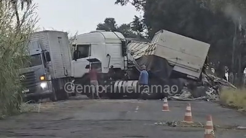 Carreta carregada com couro interdita rodovia da região