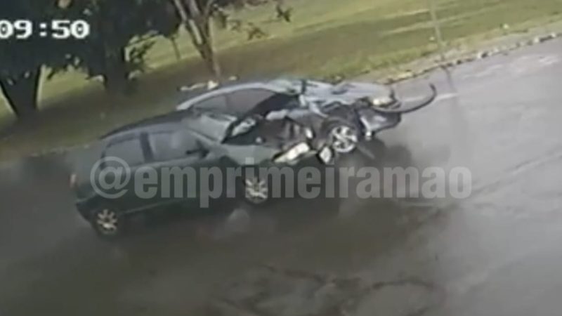 Motorista avança sinal de pare e causa acidente em cruzamento de Franca