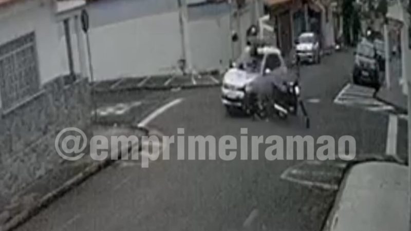 Motociclista vai parar no teto de carro após colisão em Franca