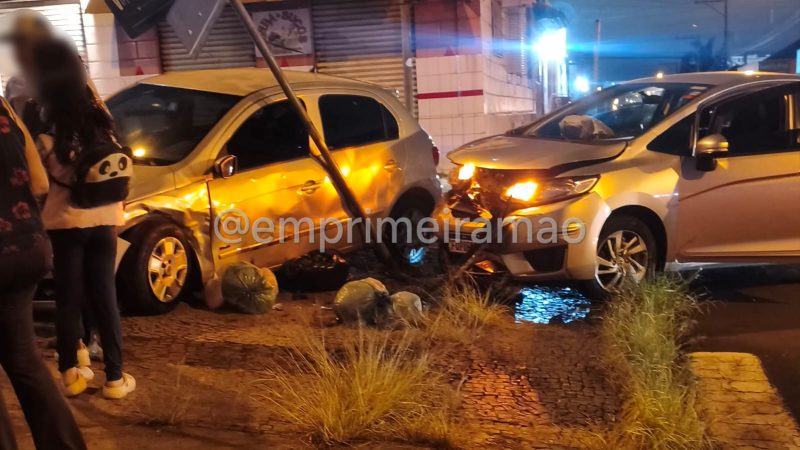 Carro derruba placa e veículos param na calçada após colisão em Franca
