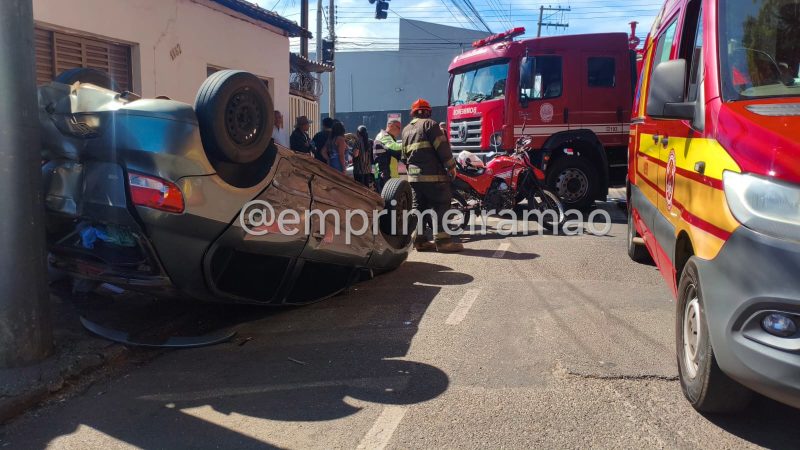 Câmera registra colisão seguida de capotamento em cruzamento de Franca