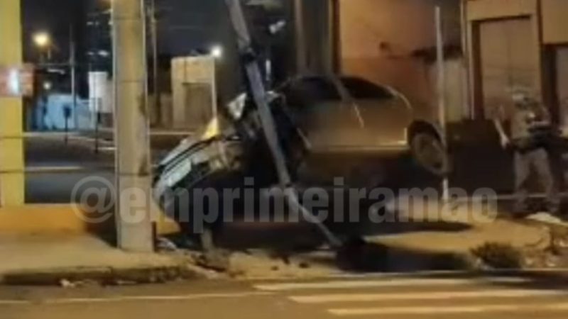Motorista perde controle e carro atinge poste de semáforo em cruzamento de Franca