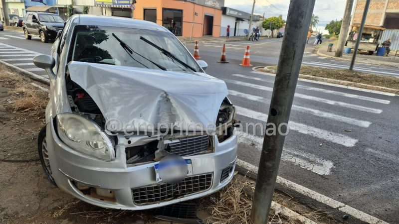 Motorista vai parar na delegacia após colidir contra poste de semáforo