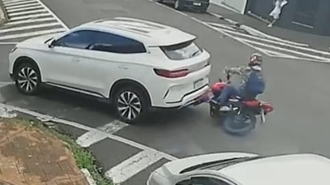 Jovem fica ferido após colisão entre moto e carro na área central de Franca