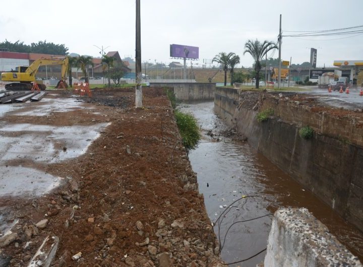 Prefeitura segue com obras de alargamento do Córrego dos Bagres em Franca