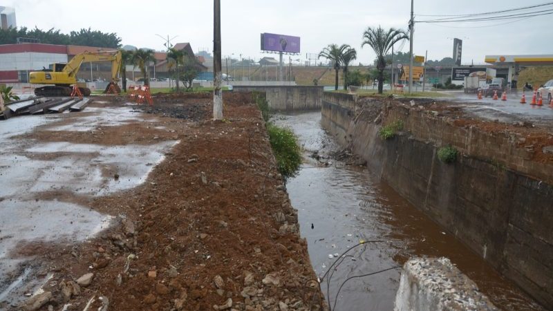 Prefeitura segue com obras de alargamento do Córrego dos Bagres em Franca
