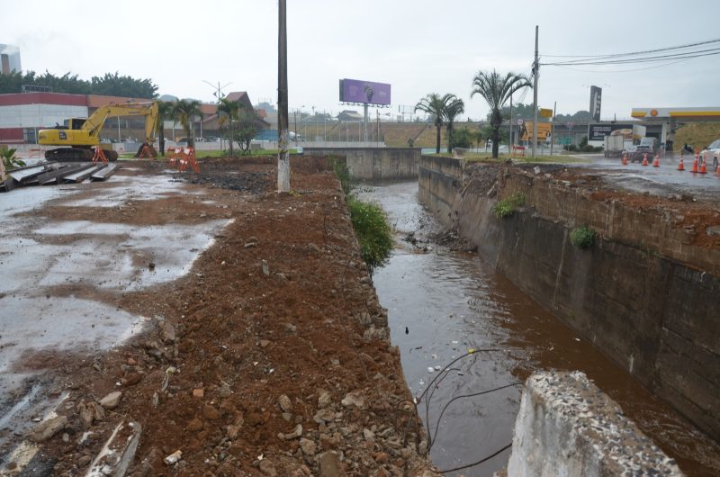 Prefeitura segue com obras de alargamento do Córrego dos Bagres em Franca