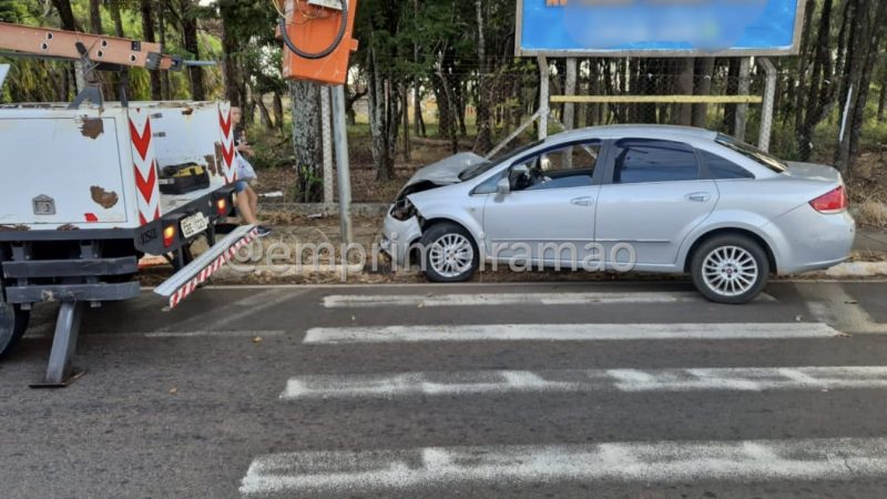 Câmera registra momento em que motorista colide contra poste de semáforo