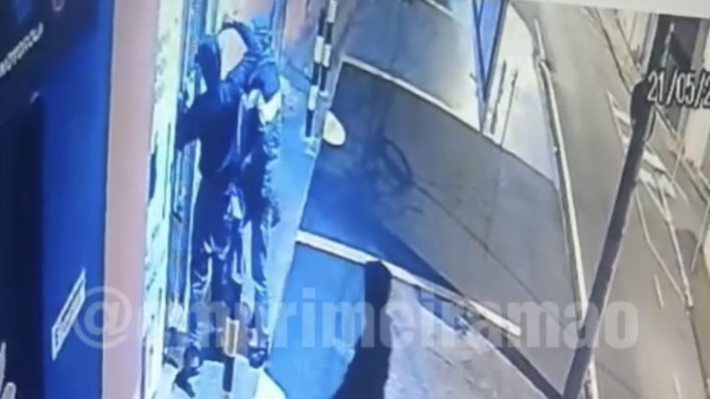 Criminosos invadem e furtam loja no Centro de Franca