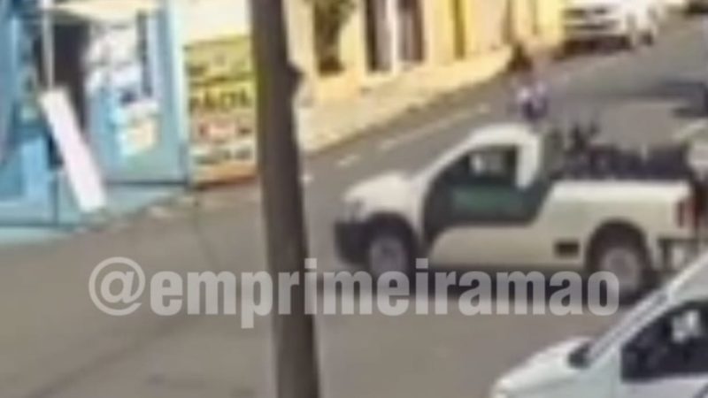 Motorista avança sinal de pare e causa acidente em cruzamento de Franca