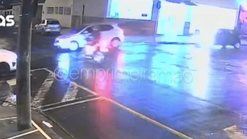 Motociclista é arremessado após carro cortar preferencial em cruzamento de Franca