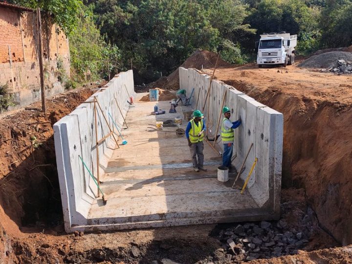 Obras antienchentes no Jardim Palmeiras segue com limpeza de terreno e início de escavações