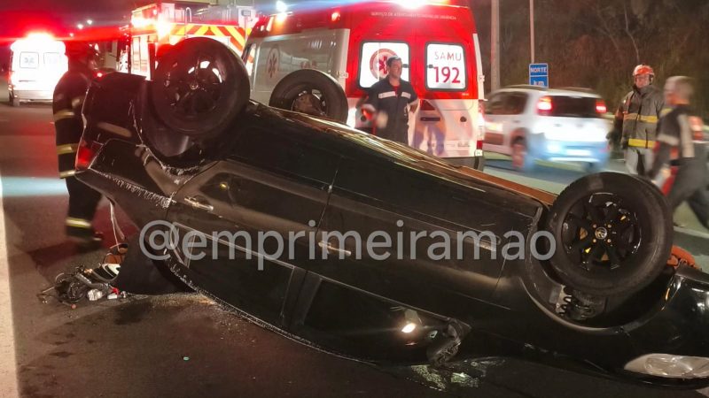 Carro capota após motorista colidir em carreta na Cândido Portinari