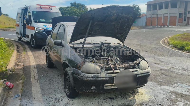 Curto-circuito incendeia e destrói parte frontal de veículo