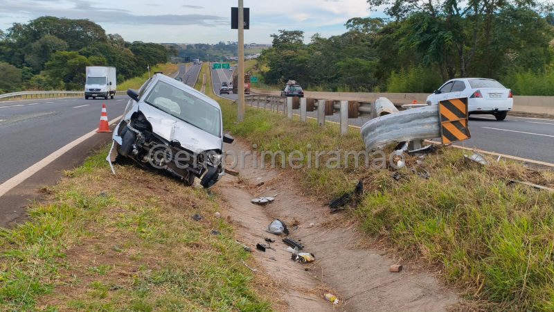 Motorista perde controle de veículo e colide contra guard-rail