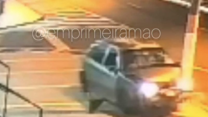 Motorista perde controle e bate carro contra poste em Franca
