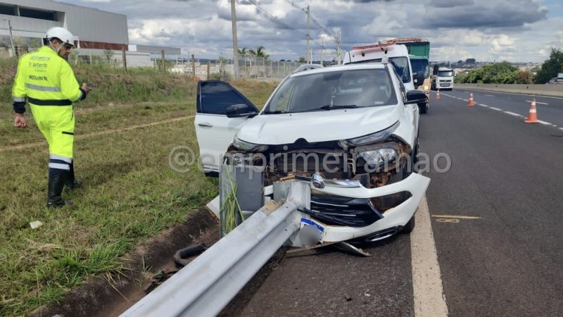 Motorista perde controle de veículo e colide contra defensa metálica em rodovia
