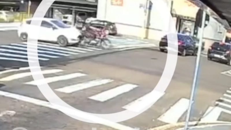 Motociclista é arremessada em colisão traseira em Franca
